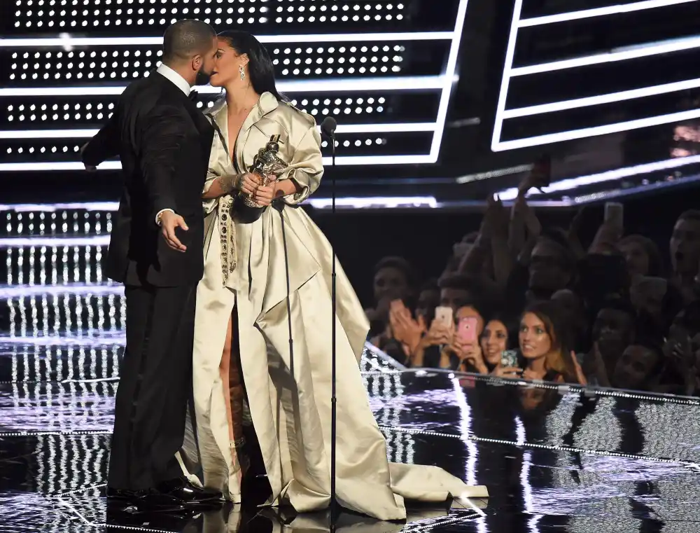 Remember When Rihanna Swerved Drake s Kiss on the VMAs Stage 851