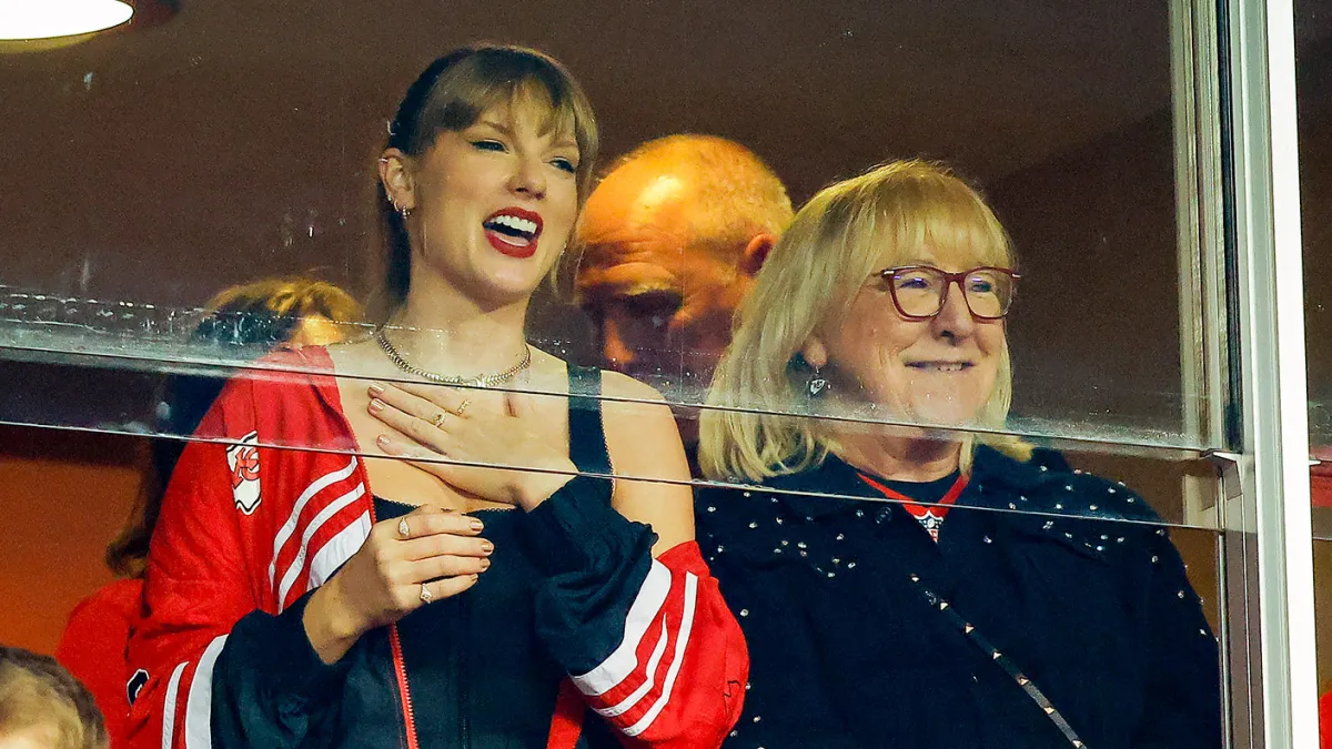 Taylor Swift and Donna Kelce Kansas City Chiefs 2