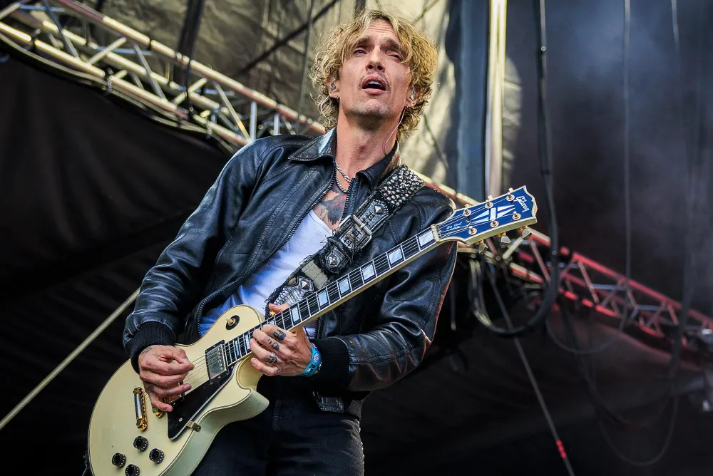 The Darkness Justin Hawkins Reacts to Taylor Swift and Travis Kelce Singing 814