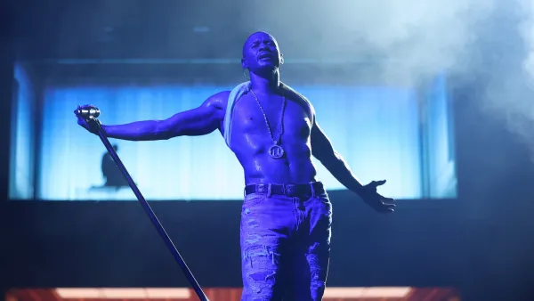 Usher Admits It s Difficult to Maintain a 6 Pack at 45