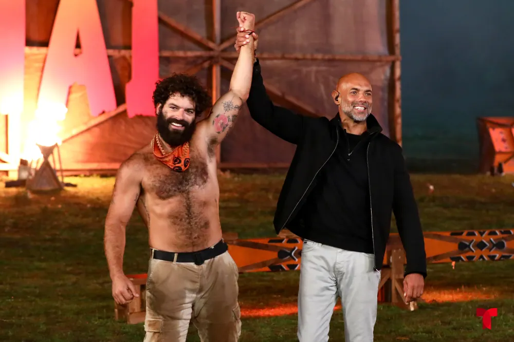 Javier Poza, conductor de La Isla: Desaf&iacute;o Extremo levanta el brazo en signo de triunfo de Adri&aacute;n Di Monte