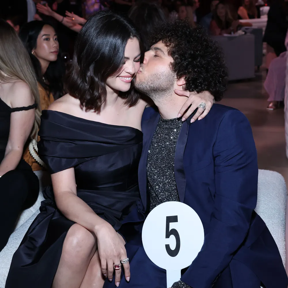 Benny Blanco besa la mejilla de Selena Gomez en el beneficio del Rare Impact Fund