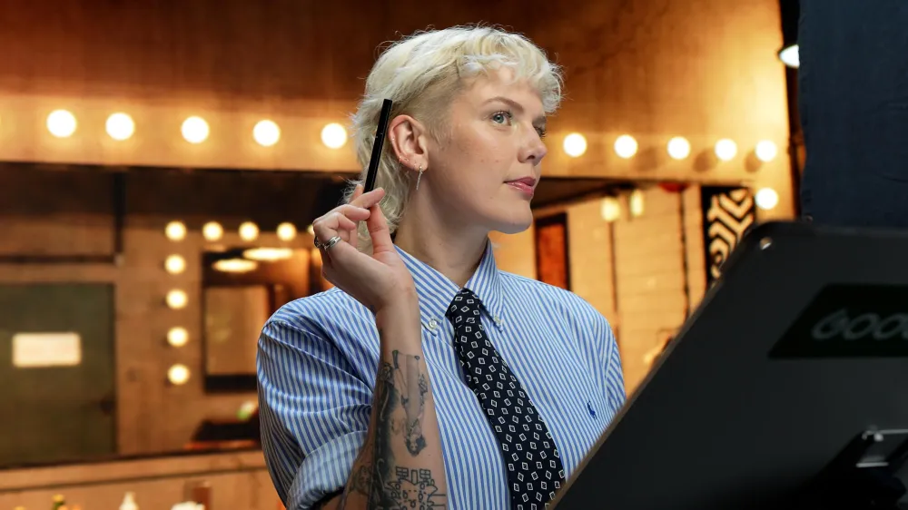 Betty Who Shares Her No 1 Hack for Beautiful Onstage Makeup 181