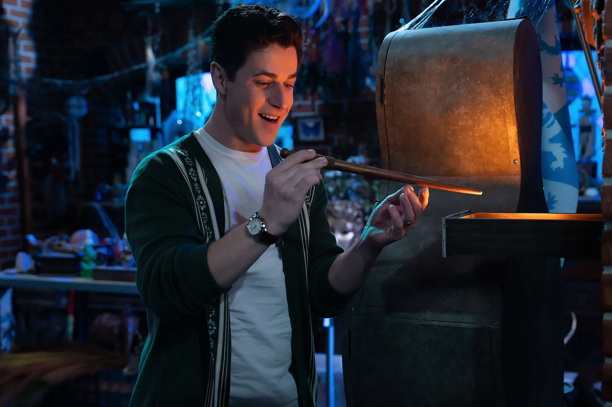 David Henrie Justin Russo Reunites With a Familiar Face in Wizards Beyond Waverly Place Sneak Peek 2
