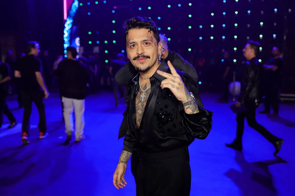 El cantante de música ranchera Pepe Aguilar habla del supuesto contrato que firmó Nodal para casarse con su hija Ángela 128