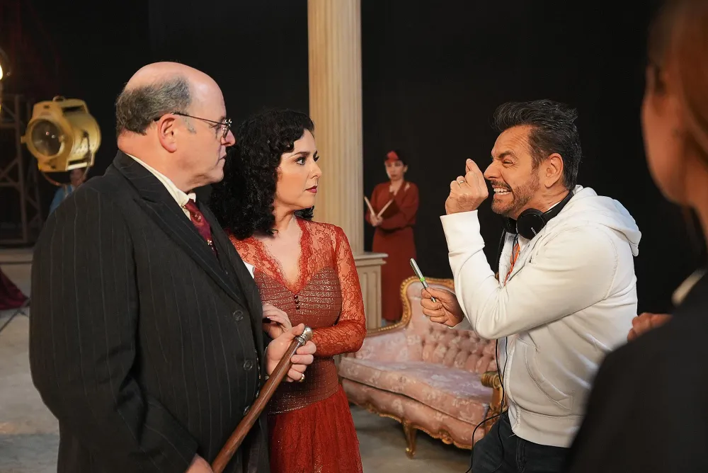 Eugenio Derbez además de ser el actor principal de &ldquo;Y vinieron de noche&rdquo; es el productor y director Eugenio Derbez directing the series dirige la series 127