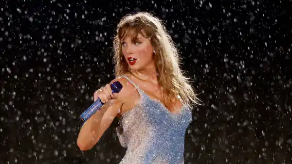 Feature Taylor Swift Loves When the Crowd Goes Wild For New Costumes