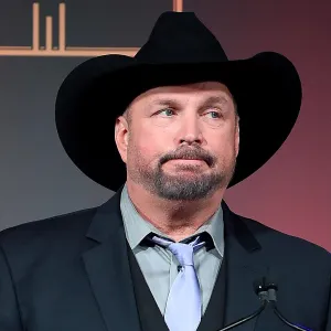 Garth Brooks Former Hairstylists SA Lawsuit Features an Alleged Suggestive Text from the Country Star