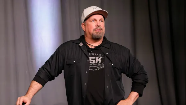 GettyImages-1473404373-Garth-Brooks