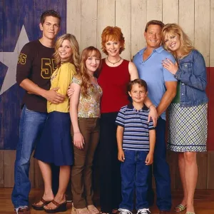 Happy s Place Will Have Another Reba Reunion With Steve Howey Guest Starring in Season 1 .JPG