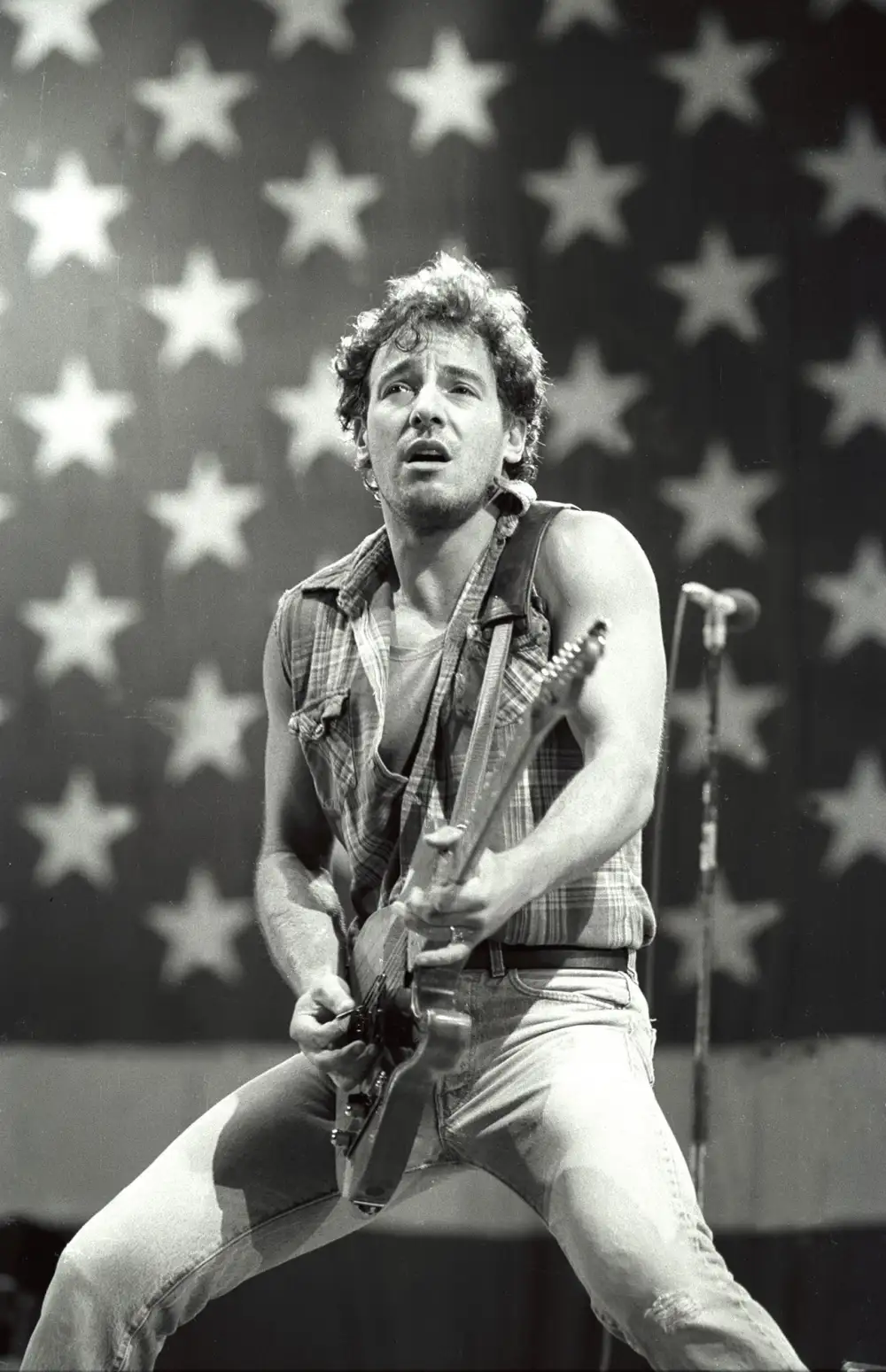 Jeremy Allen White Transforms into Bruce Springsteen in 1st Look at Upcoming Biopic