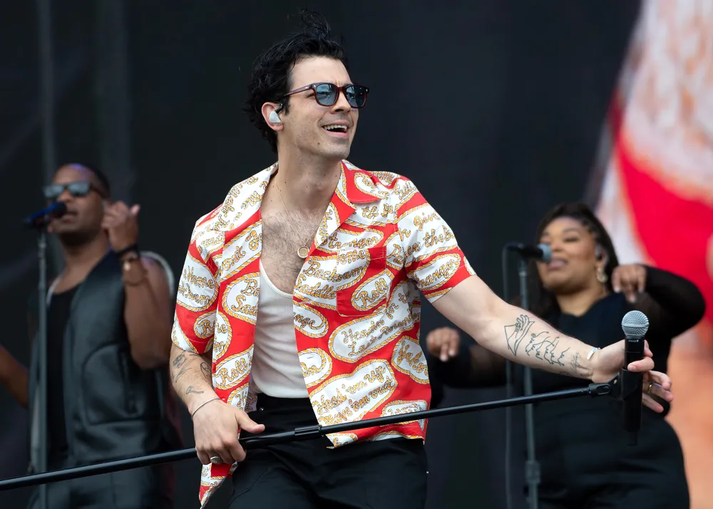Joe Jonas Cheekily Responds to Fan Shooting Her Shot With Him