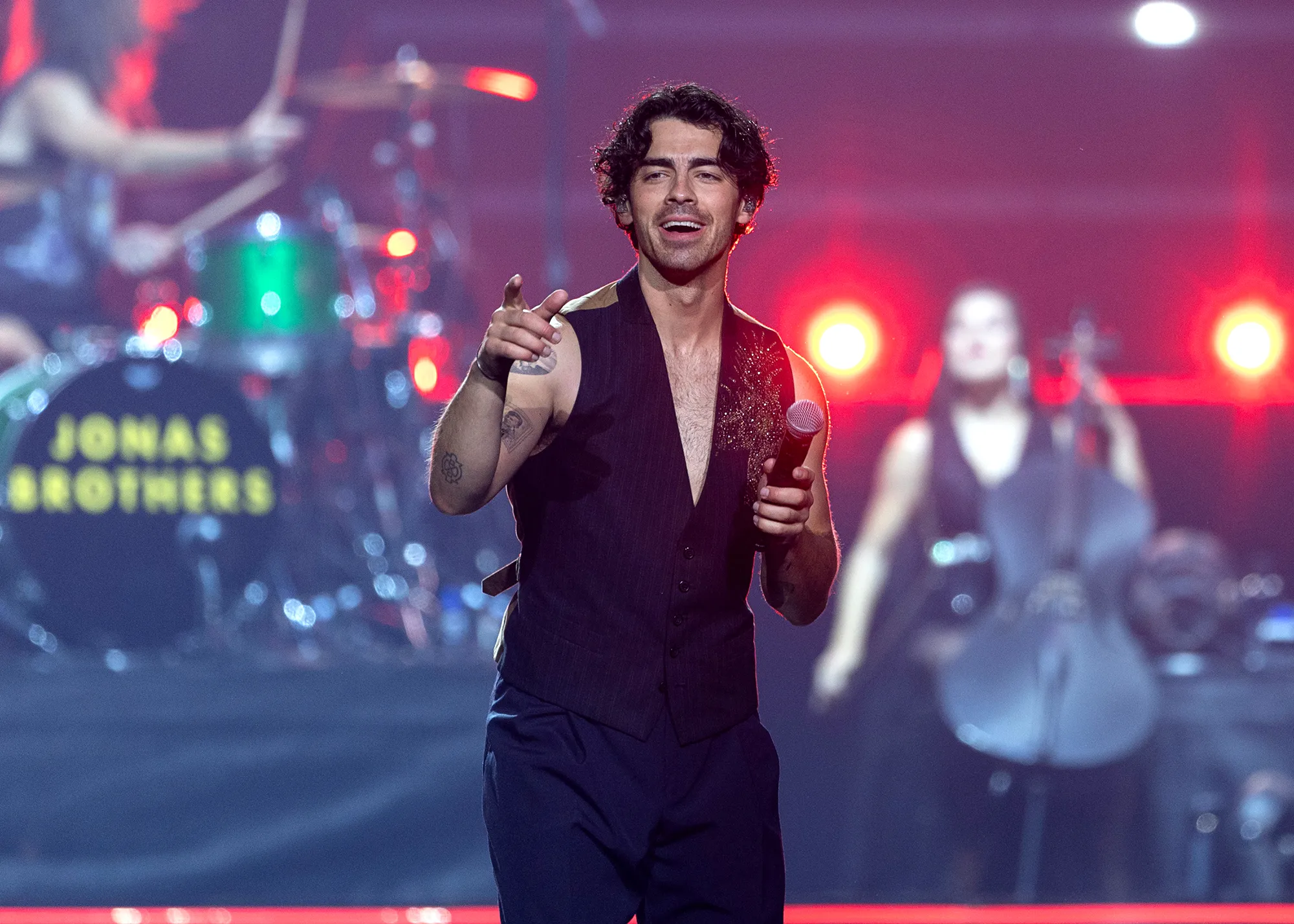 Joe Jonas Cheekily Responds to Fan Shooting Her Shot With Him