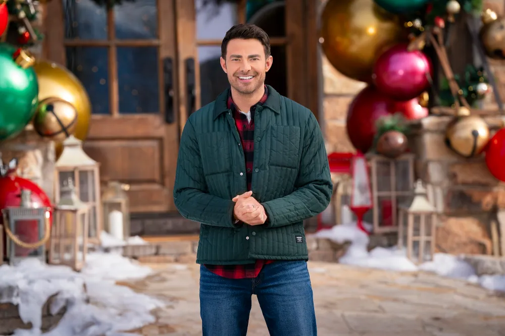 FEATURE Jonathan Bennett Reveals There s a Meet Cute Game on Finding Mr Christmas