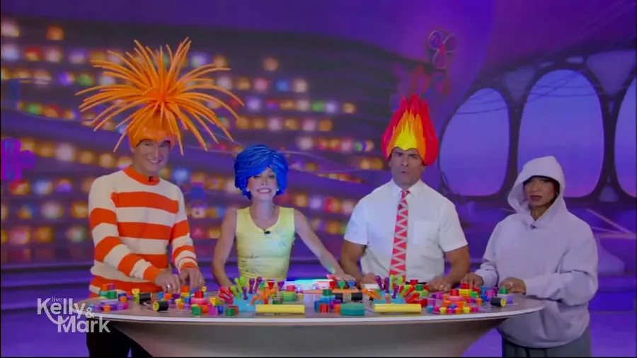 Kelly Ripa and Mark Consuelos Totally Ace Their Taylor Swift and Travis Kelce Halloween Costumes 469 476