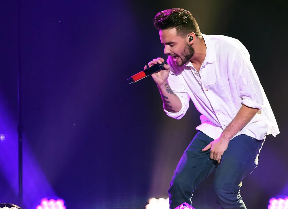 Liam Payne Fans Continue to Grieve Outside Hotel Where He Died 4