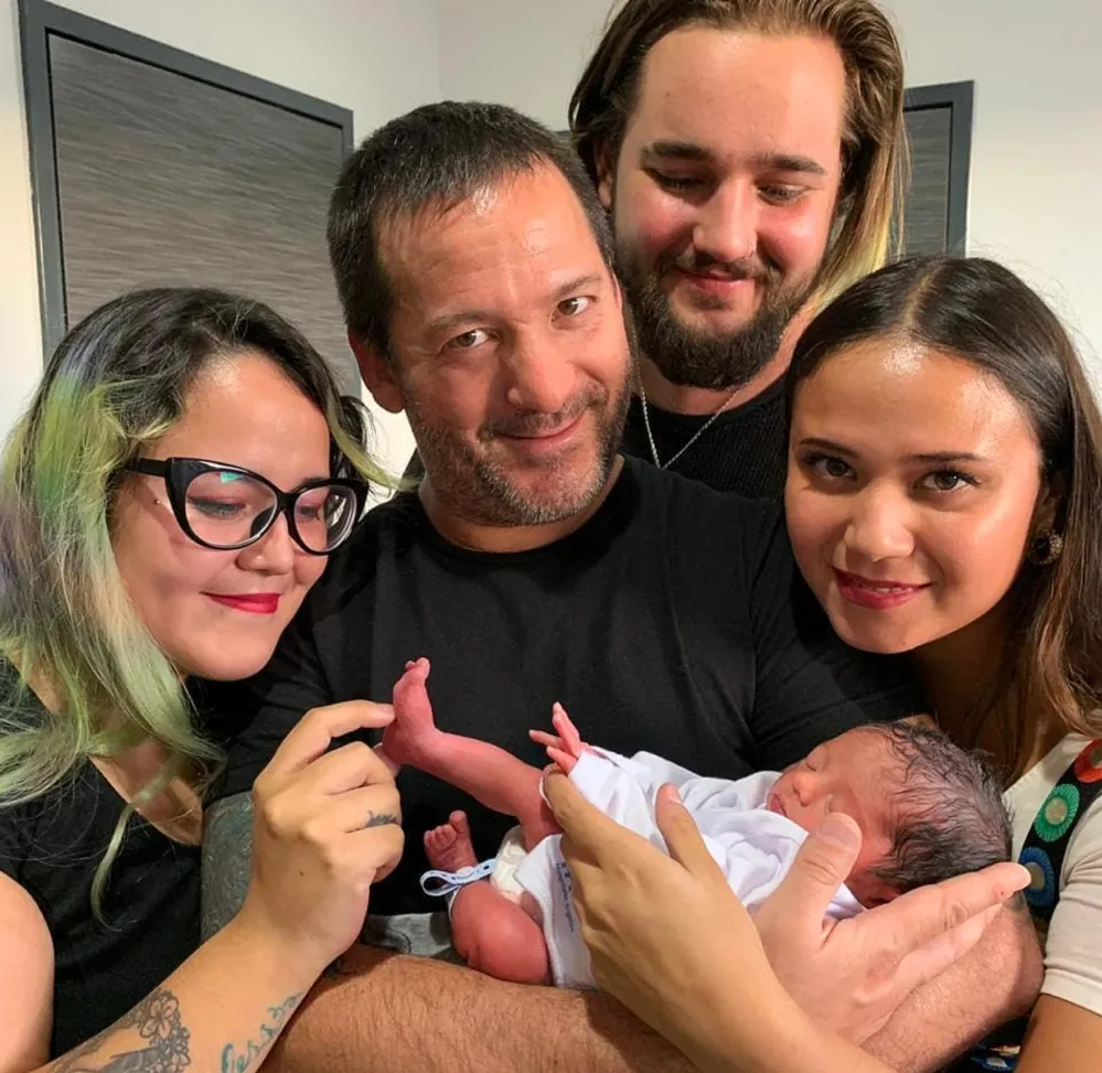 Luis Enrique Guzmán carga en brazos a Apolo a unas hora de su nacimiento 463