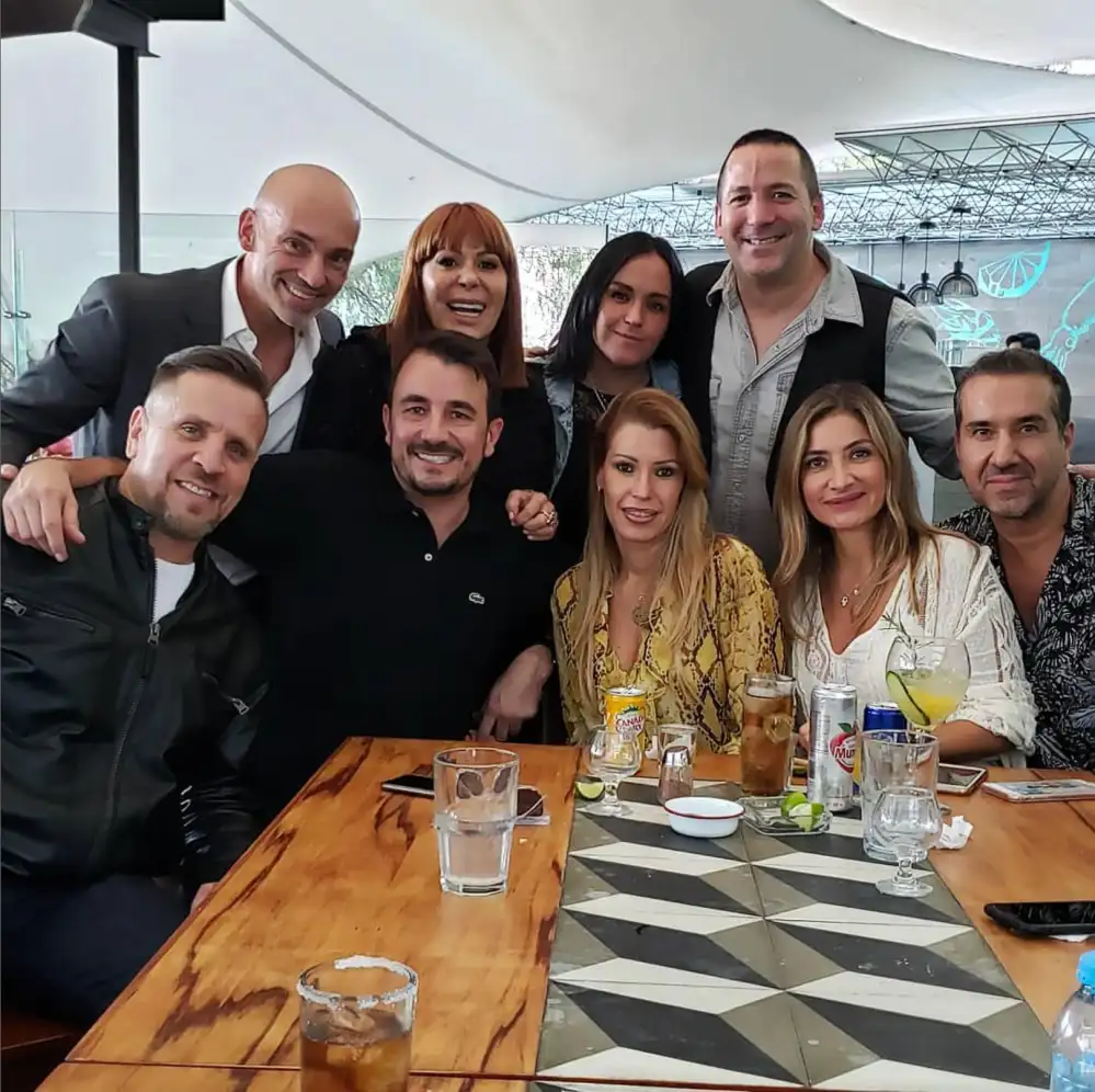 Luis Enrique Guzmán carga en brazos a Apolo a unas hora de su nacimiento 464