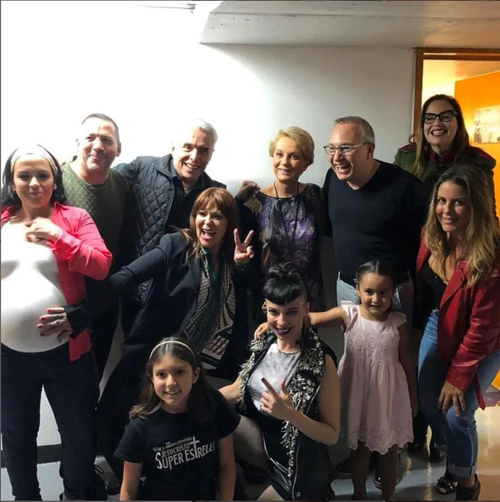 Luis Enrique Guzmán carga en brazos a Apolo a unas hora de su nacimiento 465