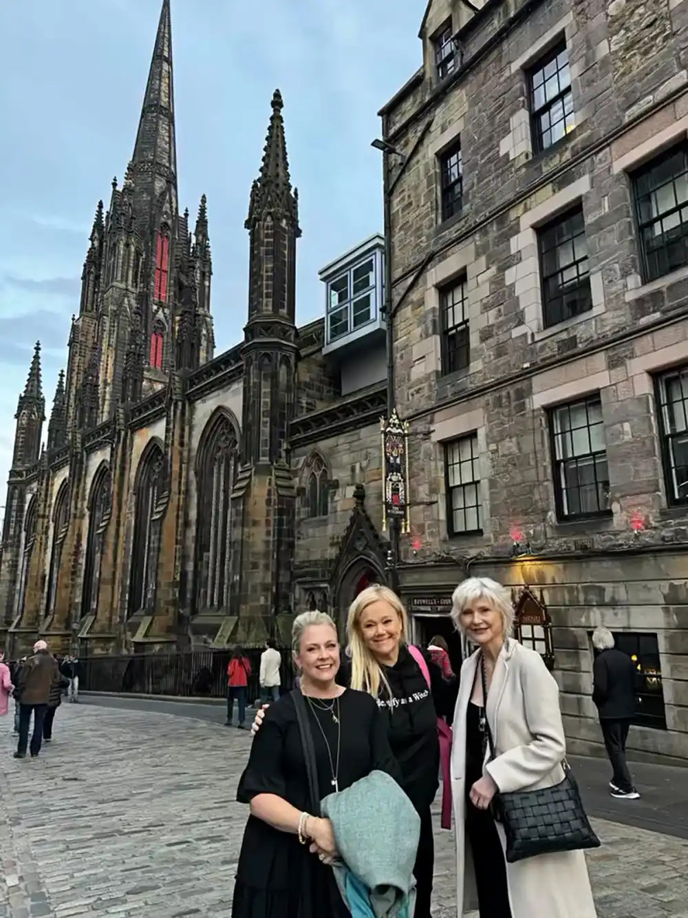 Melissa Joan Hart Reunites With Sabrina the Teenage Witch Aunts Caroline Rhea and Beth Broderick