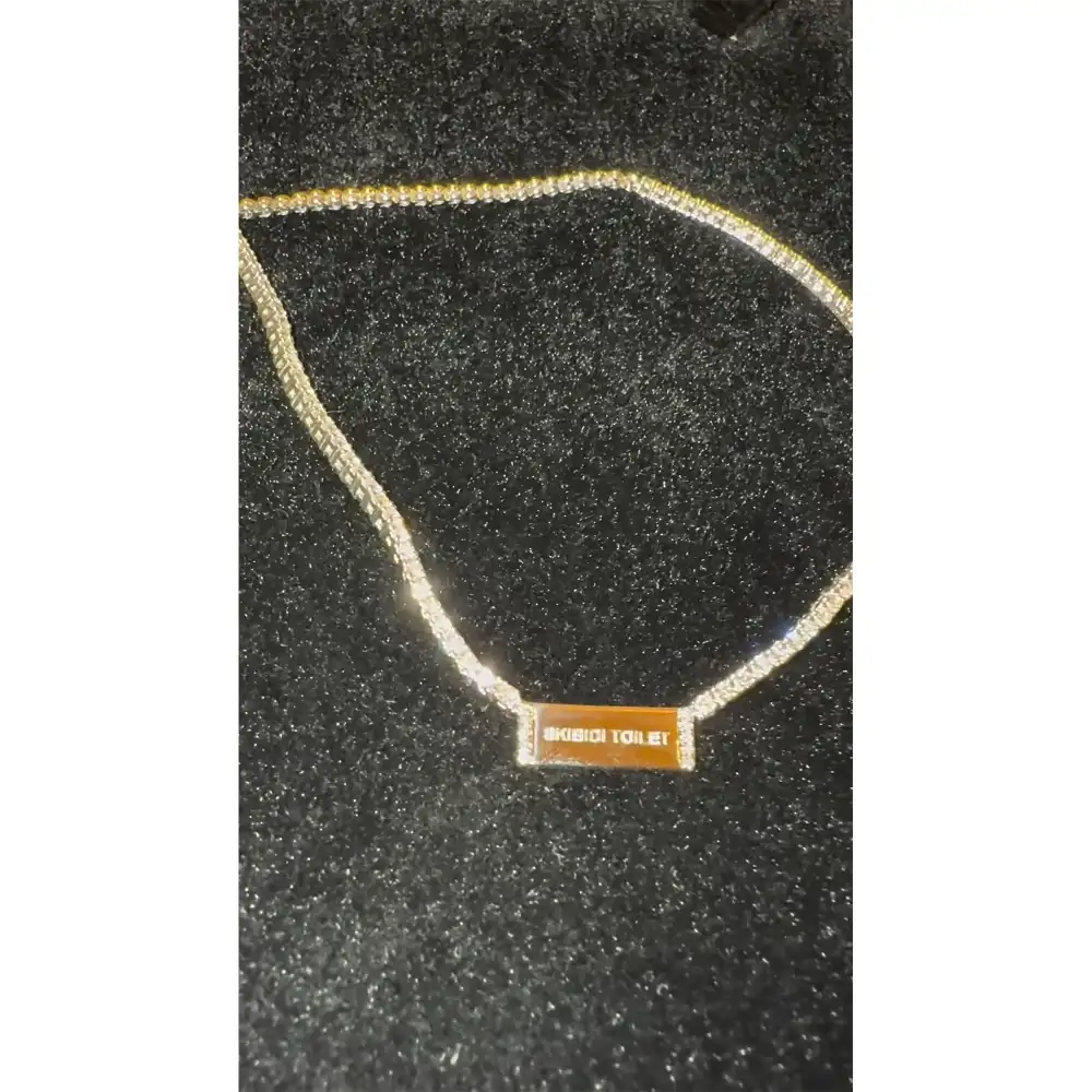 North West regala a Kim Kardashian un collar grabado con Skibidi Toilet para su 44 cumplea&ntilde;os