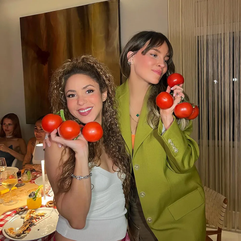 Shakira sigue agrandando su club de solteras y ahora añadió a Belinda a la tertulia 568