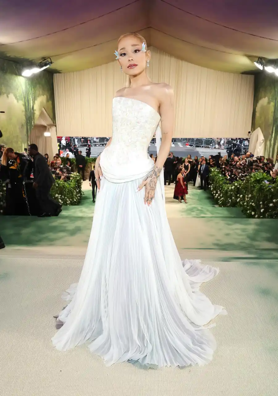 Take a Look Back at Ariana Grande s Amazing Style Evolution 028