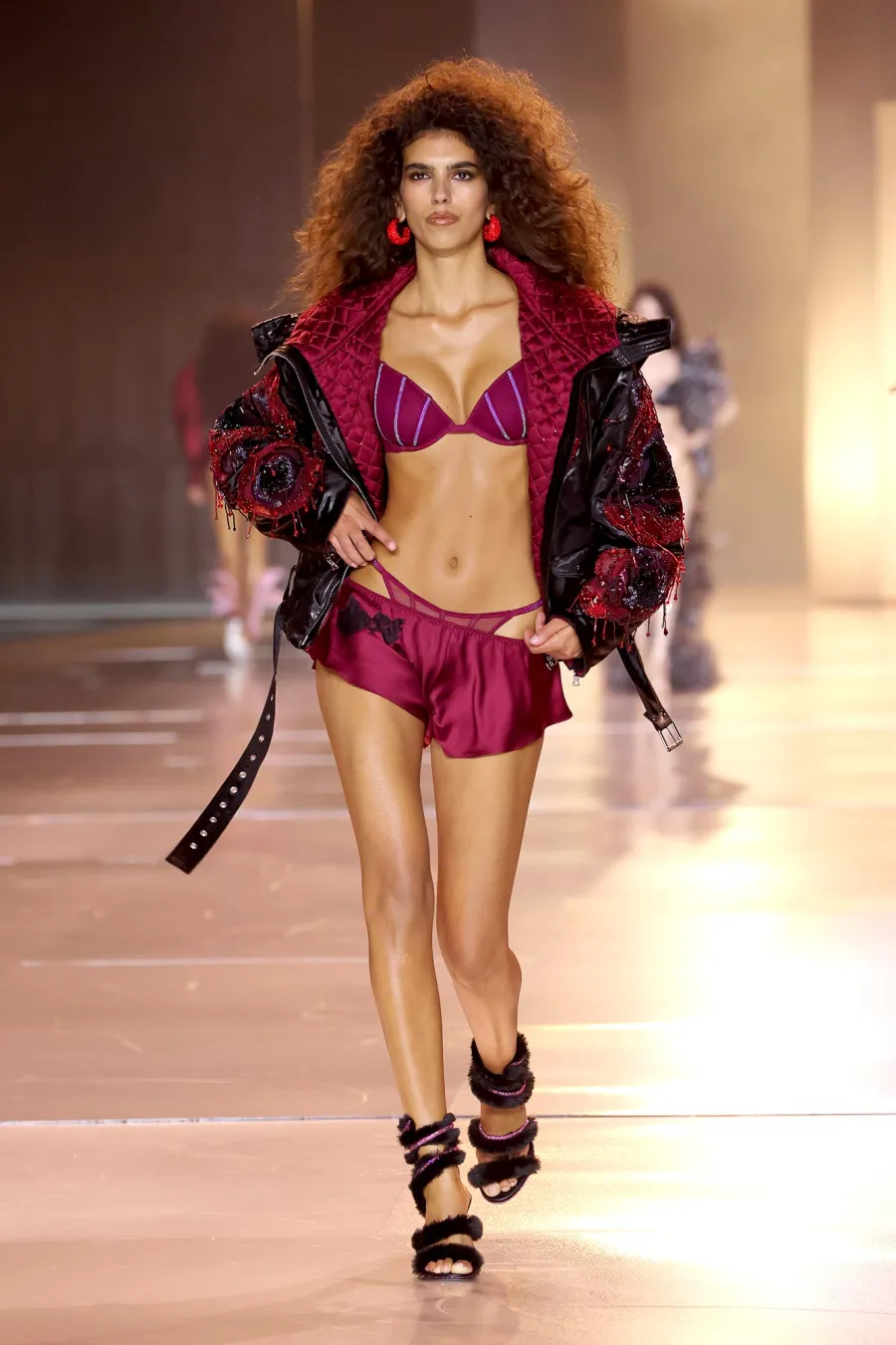 Victoria s Secret Fashion Show 2024 Runway Sun Mizrahi 690
