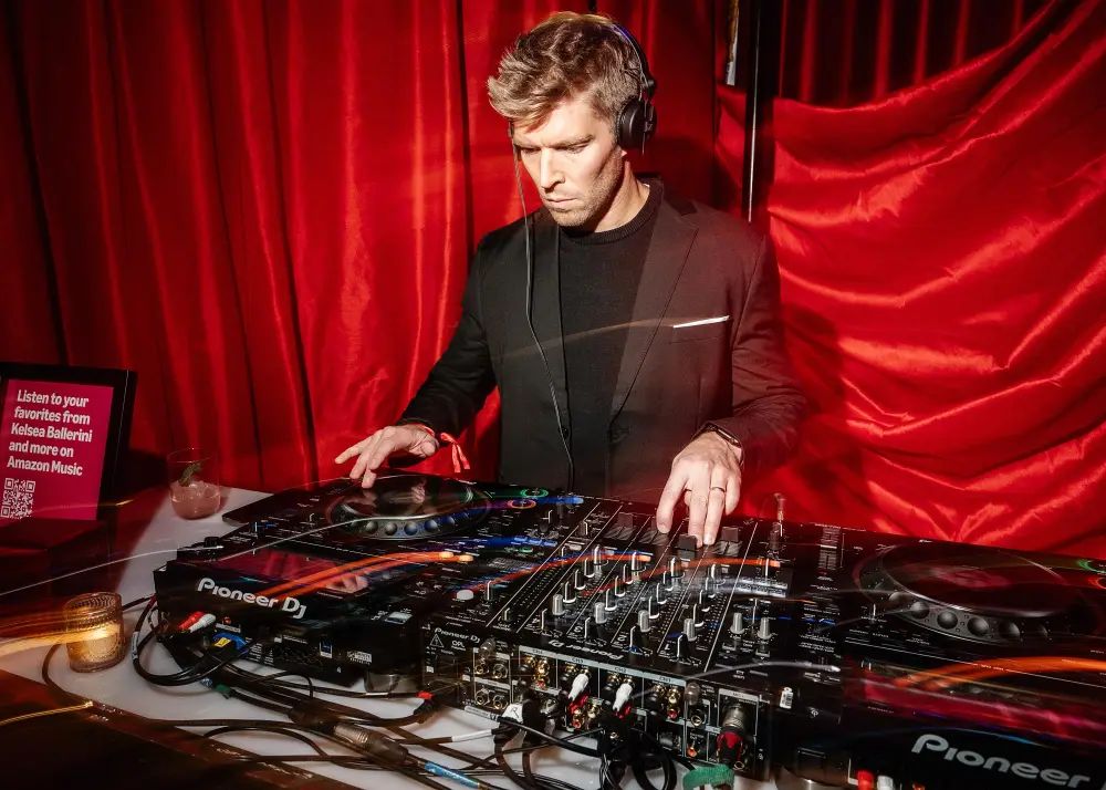 Amanda Batula Jokes In Another Universe Kyle Cooke and Lindsay Hubbard Would Be Together 249 259