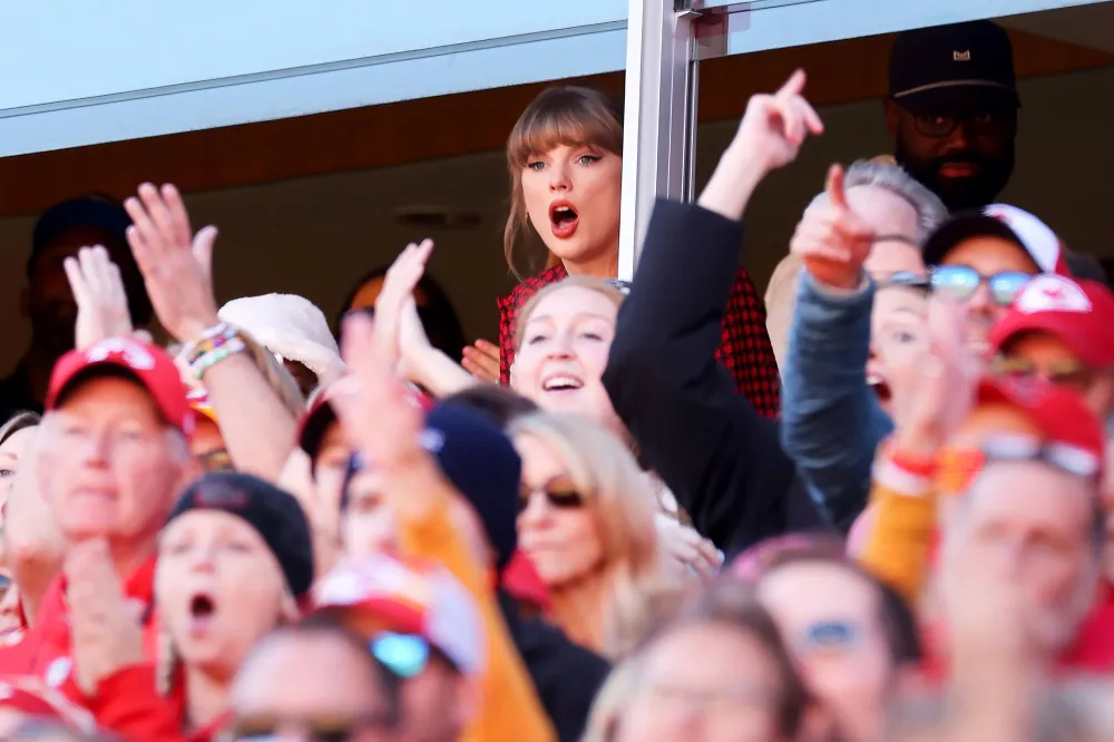 CBS Announcer Says Travis Kelce Record Tying TD Will Give Taylor Swift Something to Sing About