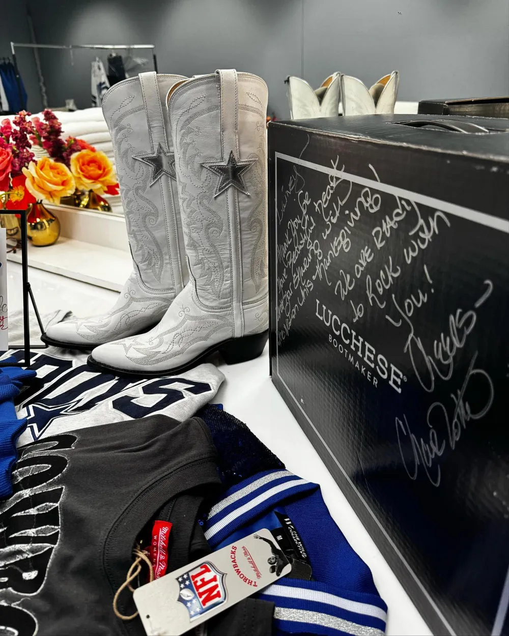 Dallas Cowboys Owner Jerry Jones Daughter Gifts Lainey Wilson Her Own Pair of Cheerleader Boots 735