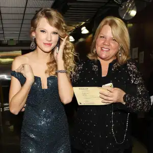 Feature Taylor Swift Shares Sweet Moment With Mom Andrea After Eras Show Andrea Swift