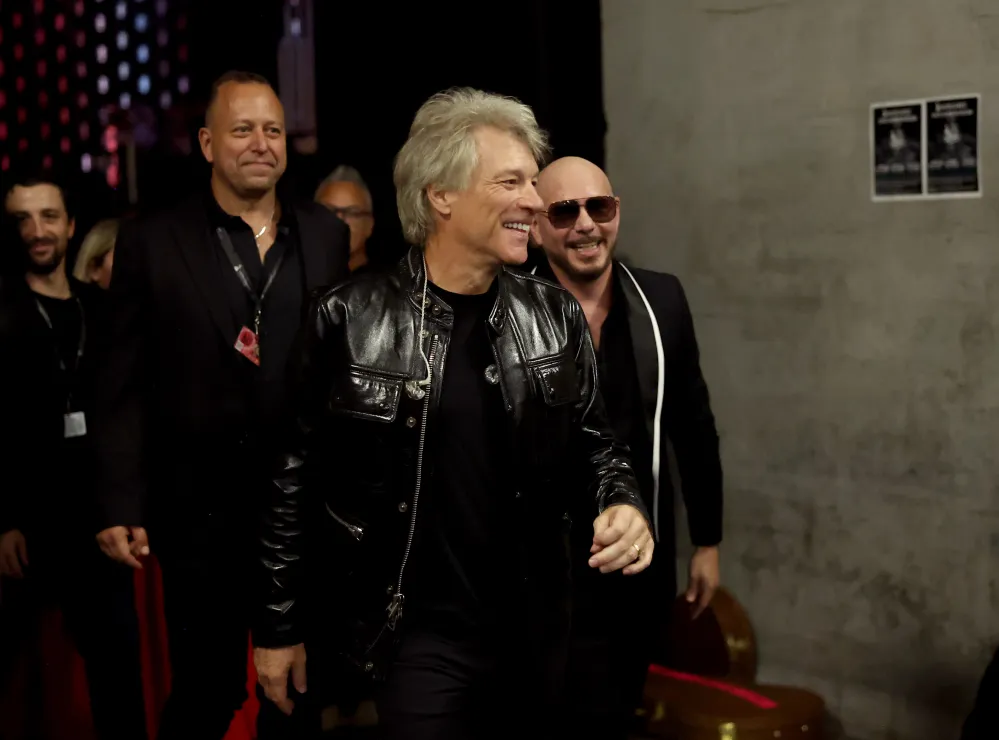 Jon Bon Jovi y Pitbull.