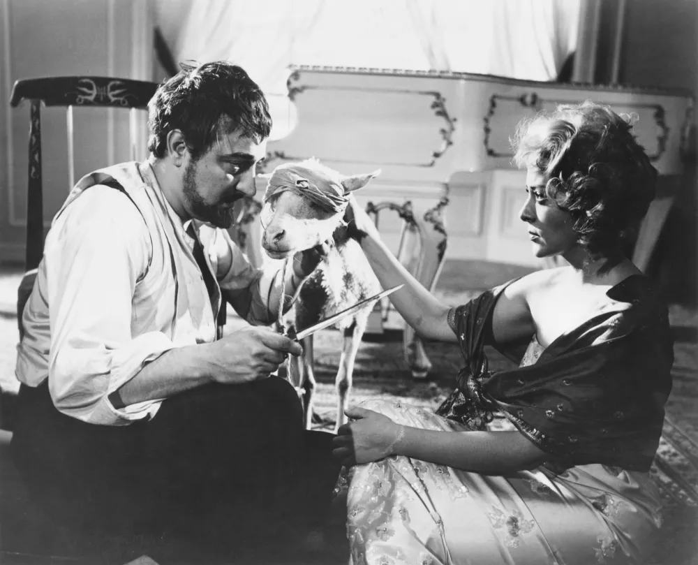 Silvia Pinal y Augusto Benedico en la pel&iacute;cula "El &aacute;ngel exterminador"