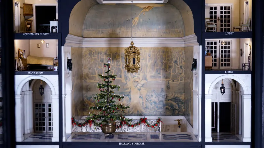 Go Inside the Palace Christmas Decorations 2024