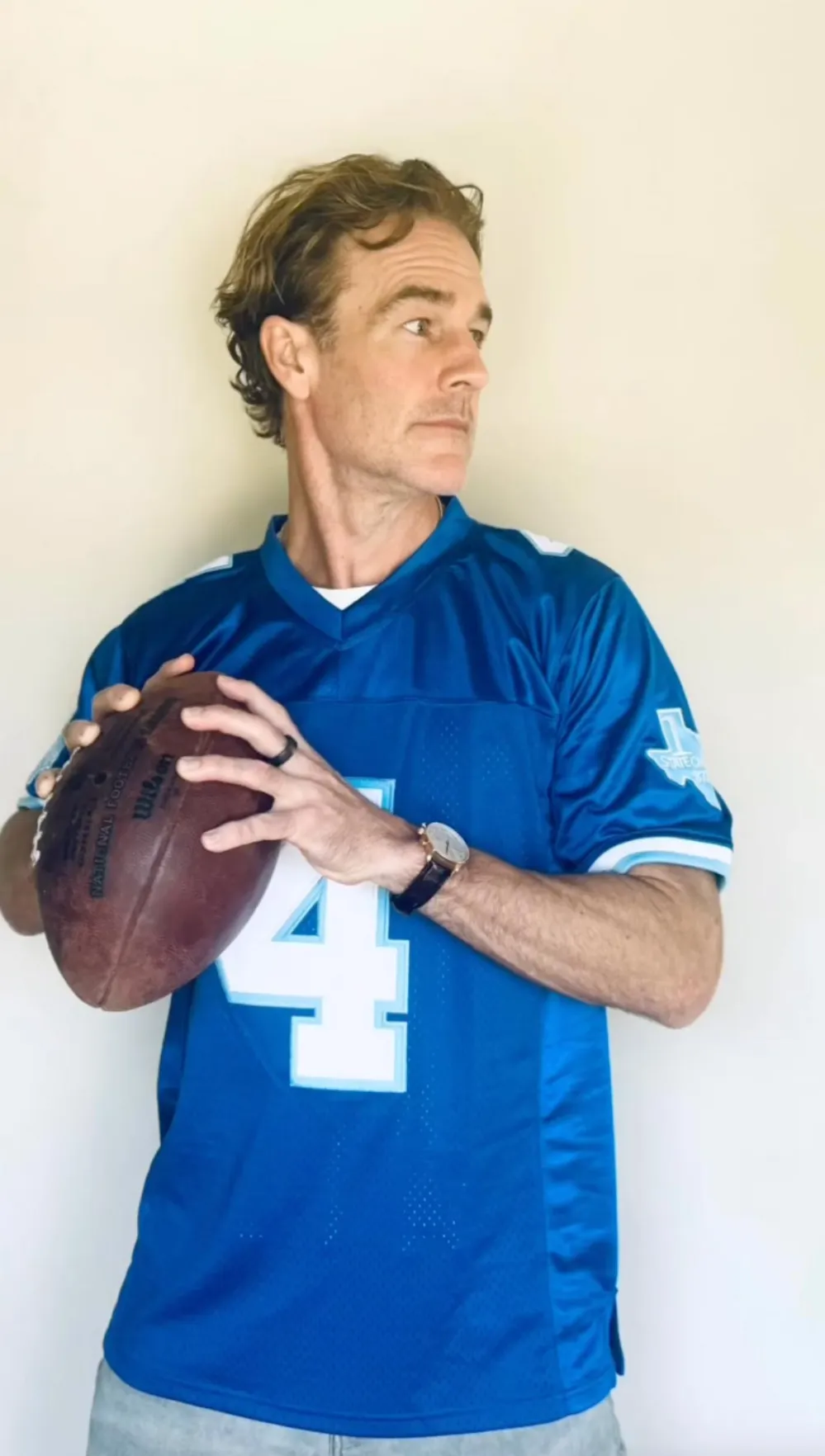 James Van Der Beek vende la camiseta de Varsity Blues para ayudar con la carga financiera del c&aacute;ncer