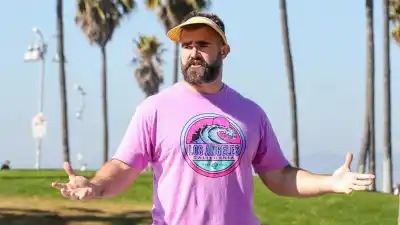 Jason Kelce Introduces Himself as Taylor Swifts Boyfriends Brother in 1st Scene From Late Night ESPN Show