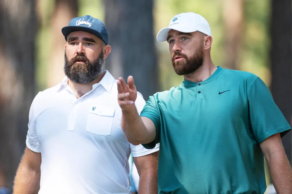 Jason Kelce destroza el tel&eacute;fono de un provocador por llamar a su hermano Travis con un insulto por su romance con Taylor Swift