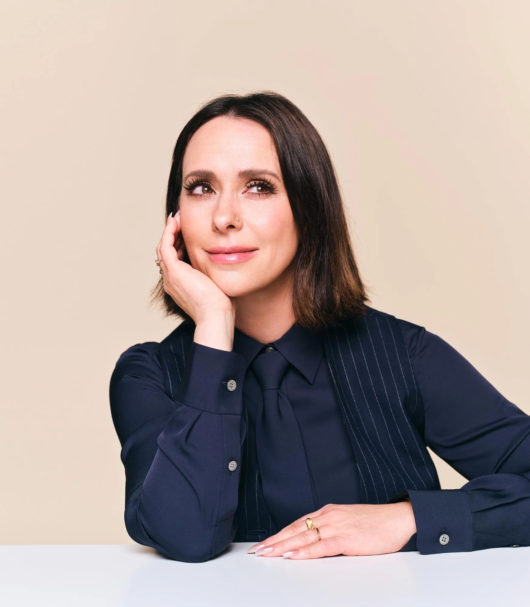 Jennifer Love Hewitt on Her Holiday Projects and Learning to Make Magic After Her Mother s Death 498