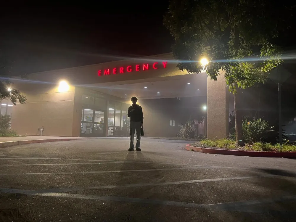 Julie Bowen Instagram Modern Family Jesse Tyler Ferguson and Julie Bowen Document Thanksgiving in the ER With Their Kids