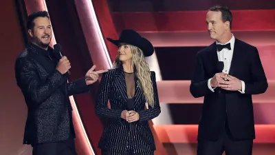 Luke Bryan and Peyton Manning Give Lainey Wilson Hosting Tips in 2024 CMA Awards Monologue 388