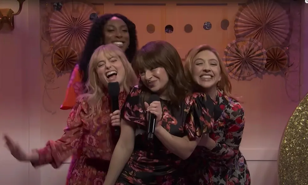 SNL Cast Brings Back Viral Domingo Sketch Enlisting Charli XCX for Hot to Go Parody 017