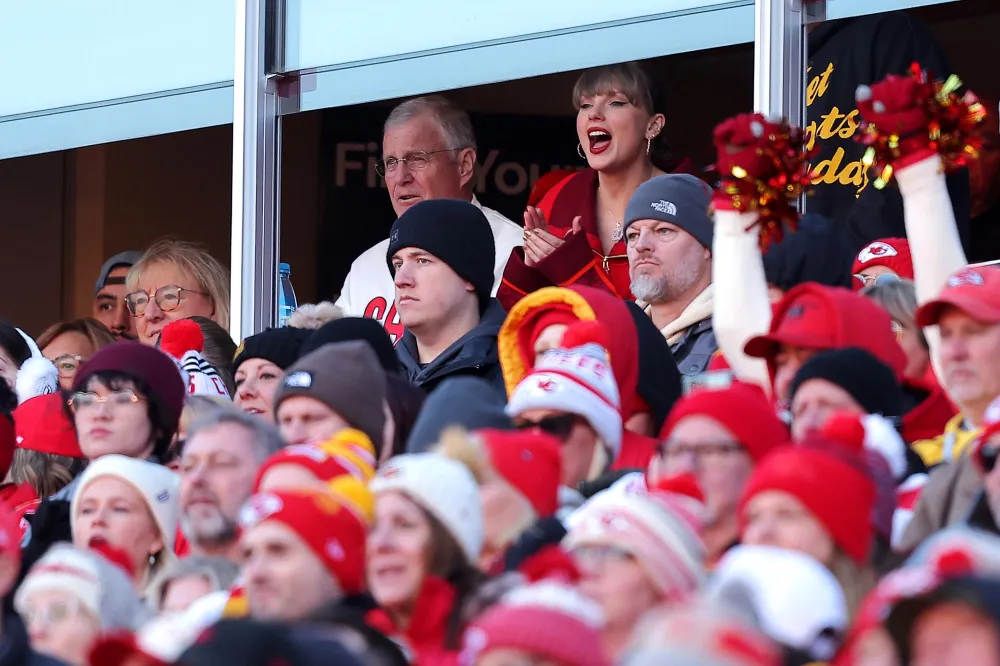 See Taylor Swift s Adorable Reaction to Travis Kelce s 1st Down 780