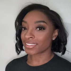 Simone Biles Debuts Bob Hours After Wearing High Pony to Thanksgiving Bears Game: 'I Cut My Hair'