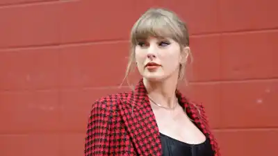Taylor Swift Corrects Security Guard at Chiefs Game: 'Stand Back Please'