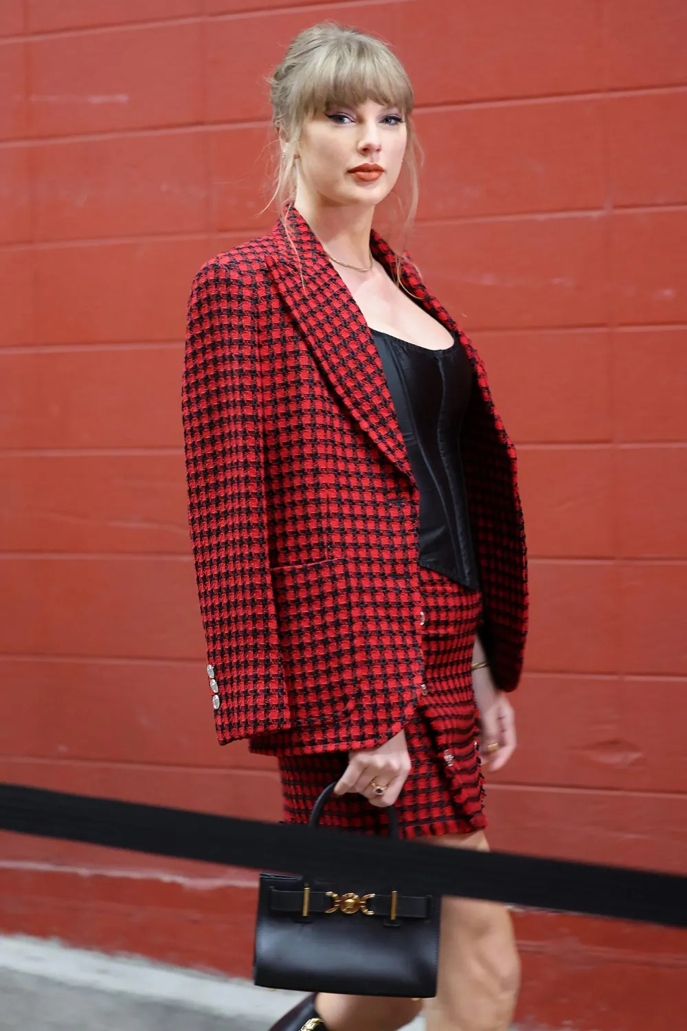 Taylor Swift Cozies Up to Mecole Hardman Jr and Chariah Gordon Daughter 3