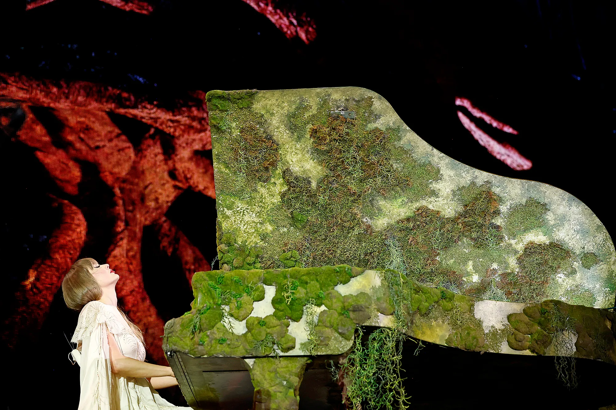 Taylor Swift Tears Up Thanking Fans and Her Band During Final Toronto 'Eras Tour' Concert