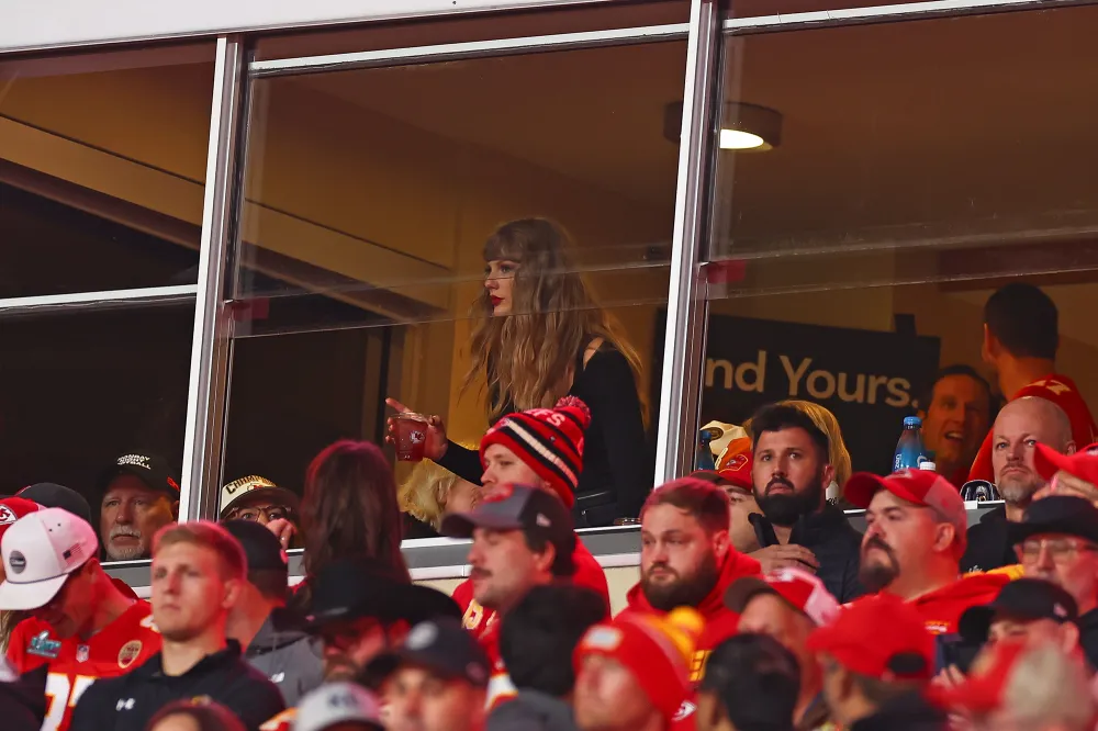 Taylor Swift Receives Chiefs Kingdom Gift From the Hunt Family