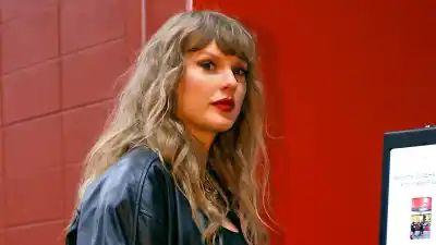 Taylor Swift Receives Chiefs Kingdom Gift From the Hunt Family