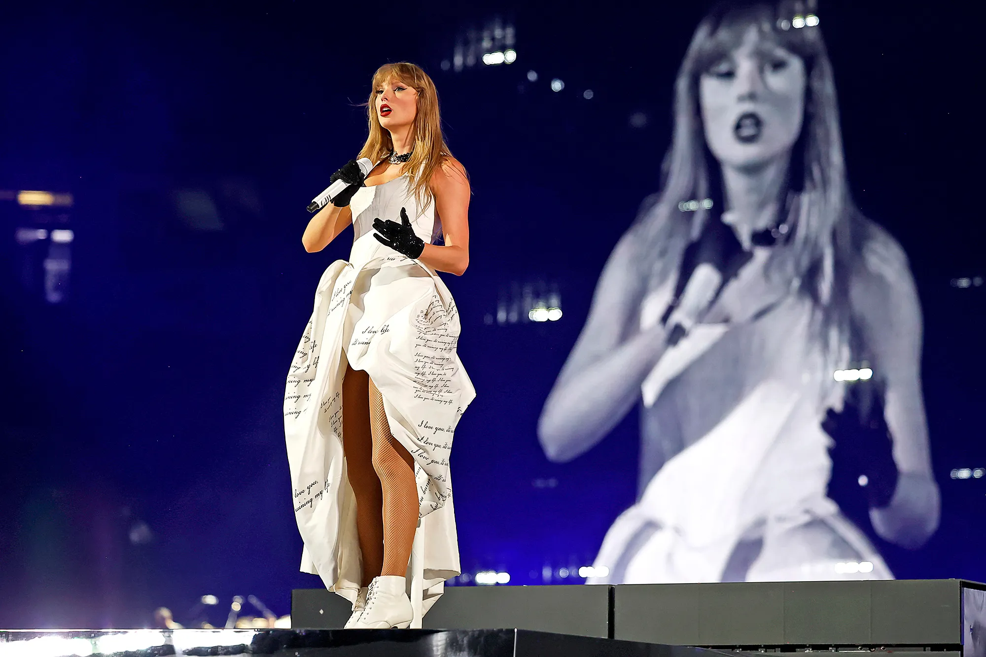 Taylor Swift Thanks 'Eras Tour' Dancers for Helping Change Mic Pack in Middle of Toronto Show